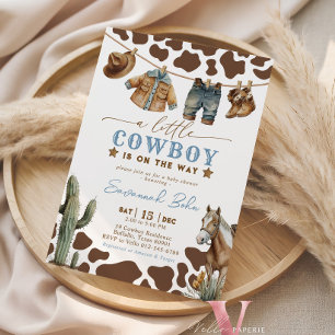 Invitación Ropa de bebé para baby shower de pequeño vaquero a