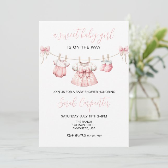 Invitación Ropa de bebé rosa Chica Ducha de bebé (Anverso de pie)