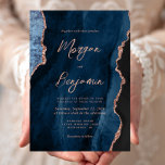Invitación Rosa azul de la marina moderna  de oro Agate Scrip<br><div class="desc">Esta elegante invitación a la boda presenta una imagen de fondo de una ágata color azul marino adornada con un falso purpurina de oro rosa. El texto del personalizable combina la escritura a mano subió rosa moderna, el copperplate y las letras cursivas. El reverso presenta un diseño coordinado de ágata...</div>