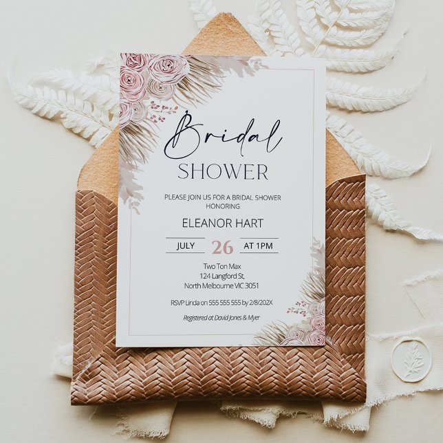 Invitación Rosa Beige Boho Pampas Ducha de Novias (Modern pink and beige boho floral bridal shower invitation with roses and pampas grass.)