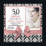 Invitación Rosa damasco negro con arco dorado 50.ª foto de cu<br><div class="desc">damasco blanco negro con arco dorado de Rosa | Invitaciones de cumpleaños 50. ¡Cincuenta y Fabuloso! Una hermosa y elegante y moderna damasco blanco blanco blanco blanco negro de color rosa rosa rosado 50 invitaciones para fiestas de cumpleaños que puedes personalizar y enviar tu celebración de cumpleaños número 50. En...</div>