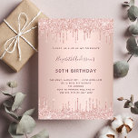 Invitación Rosa de fiesta de cumpleaños goteo de purpurinas d<br><div class="desc">Una invitación moderna, elegante y glamurosa para una fiesta de cumpleaños número 50 (o cualquier edad) de una mujer. Un falso fondo metálico rosa dorado con elegante goteo de purpurina de imitación de oro rosa, pinturas de goteo. El nombre está escrito con un guión moderno de estilo con letras de...</div>