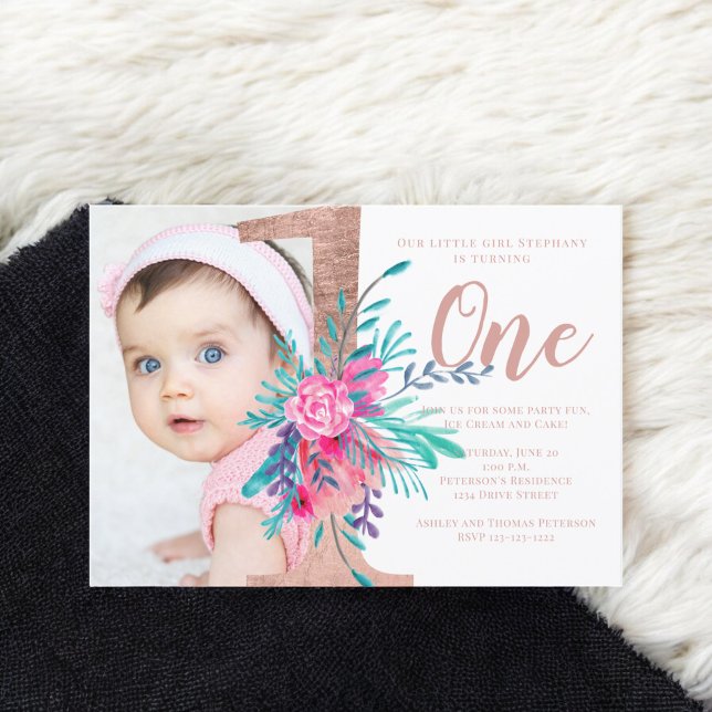 Invitación Rosa de la letra floral dorada de primer cumpleaño (Rose gold floral letter 1st birthday blush photo invitation)