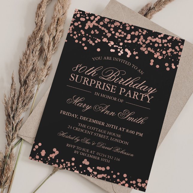 Invitación Rosa del partido de cumpleaños número 80 de sorpre (Surprise 80th Birthday Party Rose Gold Foil Invitation)