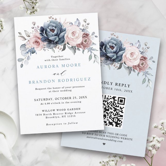 Invitación Rosa Dusty Blue Mauve Boda Floral de pizarra rosa (Dusty blue rose pink slate floral wedding invitation with RSVP QR code on back.)
