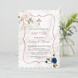 Invitación Rosa floral azul de la marina, gemelos dorados bau