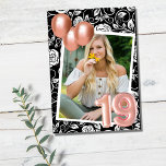 Invitación Rosa Gold Modern Photo 19th Birthday Party<br><div class="desc">¡Que la fiesta de cumpleaños 19 de tu hija sea inolvidable con nuestra floral negra con la invitación a los globos de oro rosa! Este hermoso diseño impresionará a sus invitados y marcará el tono para una celebración memorable. Los acentos rosas de oro le dan un toque de sofisticación a...</div>