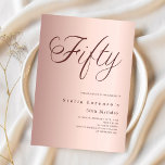 Invitación Rosa guión oro elegante 50 cumpleaños<br><div class="desc">Una invitación moderna y de diseño para una fiesta de cumpleaños número 50. Fondo de gradiente de oro Rosa y la palabra Cincuenta escrita con letras grandes y elegantes en oro rosa oscuro. Personalice y agregue un nombre y detalles del fiesta.</div>
