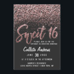 Invitación Rosa negro moderno oro Purpurina esparcido 16<br><div class="desc">Este diseño de invitación único y bonito Sweet 16 presenta una tipografía de pinceles manuscritos glamorosos y brillantes personalizados de oro y purpurina disperso en un efecto de gradiente oscuro sobre un fondo negro. En la parte posterior se muestra una gran moda, purpurina número 16. Este elegante, elegante y artístico...</div>
