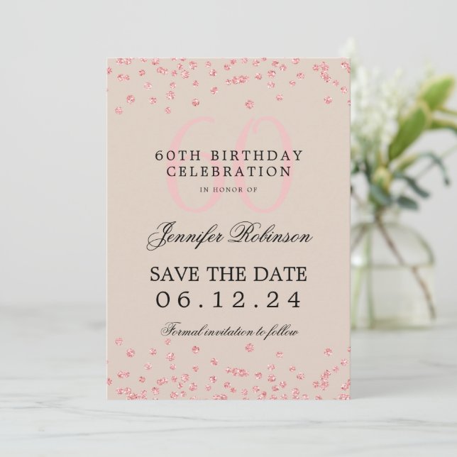 Invitación Rosa Oro 60 cumpleaños Salven fecha Confetti Beige (Anverso de pie)