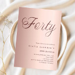 Invitación Rosa oro script lujo 40 cumpleaños<br><div class="desc">Una invitación moderna y de diseño para un fiesta de 40 años. Fondo de gradiente de oro Rosa y la palabra Cuarenta escrita con letras de guiones grandes y elegantes en oro rosa oscuro. Personalice y agregue un nombre y detalles del fiesta.</div>