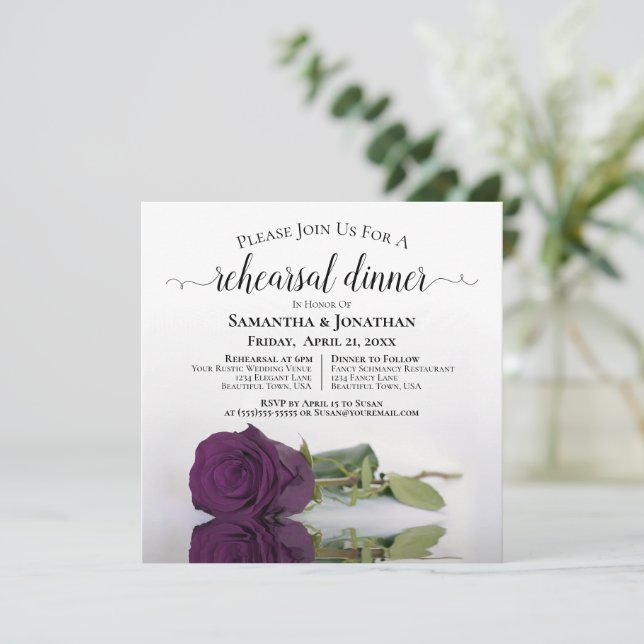 Invitación Rosa púrpura de plumas elegante ensayo de boda cen (Anverso de pie)