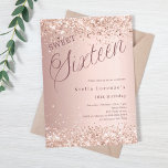 Invitación Rosa purpurina de guión dorado Sweet 16<br><div class="desc">Una invitación moderna de Sweet 16. Fondo Subió de gradiente dorado y la palabra Dieciséis escrito con letras grandes. Decorada con purpurinas falsos,  chispas. Personalice y agregue un nombre y detalles del fiesta.</div>