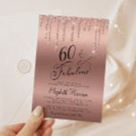 Invitación Rosa Purpurina de Oro 60ª fiesta de cumpleaños<br><div class="desc">Elegante y moda 60 cumpleaños invitación con "60 & Fabulous" escrito en un guión elegante contra un rosa de fondo dorado,  con rosa purpurina de imitación de oro goteando desde arriba. Puedes personalizar con su nombre y los detalles del fiesta.</div>