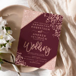 Invitación Rosa purpurina de oro confetti moda burgundy boda<br><div class="desc">Rosa purpurina de oro confetti y tipografía de bloques de color sobre personalizable rojo burdeos y falso rosa de rayas geométricas de oro boda de moda ,  perfecto para boda elegante y lujoso, </div>