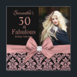 Invitación Rosa purpurina de oro damasco 30 cumpleaños Invita<br><div class="desc">Rosa purpurina negro damasco| 30 invitaciones de cumpleaños. ¡Treinta y Fabuloso! Una bella y elegante modernidad color rosa purpurina dorado damasco floral 30 cumpleaños invitaciones para fiestas que puedes personalizar y enviar tu fiesta de 30 años. En el centro del arco rosa bonito. Reemplace la foto de ejemplo por la...</div>