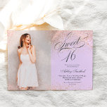 Invitación rosa purpurina de oro guión lavanda foto Sweet 16<br><div class="desc">Un purpurina de oro rosa moderno y sencillo brilla con estilo en la personalizable pastel lavender Sweet dieciséis cumpleaños invitación a la fiesta,  añada tu foto con un elegante guión de caligrafía de remolinos.</div>