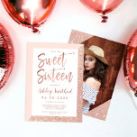 Invitación Rosa purpurina de oro rosa rubor foto dulce diecis<br><div class="desc">Prepárate para celebrar con estilo con nuestro Rosa Purpurina de oro Frame Rubor Sweet 16 Birthday Party! Este diseño de moda presenta un marco glamoroso de purpurina de oro rosa y delicados acentos rosa rubor. La tipografía de escritura de pincel con caligrafía elegante agrega un toque de sofisticación, lo que...</div>