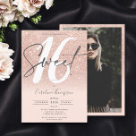 Invitación Rosa purpurina de oro sombrío tipo de letra negro<br><div class="desc">¿Buscando la invitación de fiesta de 16 cumpleaños de mármol dulce y genial? Obtén esta moderna y fresca rosa purpurina dorada gris brillante rosa rosa negro con una foto de guión de borde Sweet 16 invitar, agrega tu foto al fondo con un elegante guión de firma. Contáctame si quieres personalizar...</div>