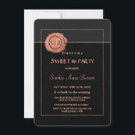 Invitación Rosa romántico Purpurina de oro monograma SWEET 16<br><div class="desc">Diseño elegante y romántico con un círculo de purpurinas de oro de imitación cepillado para monograma, un marco rectangular de purpurina de oro rosa y una línea que separa el negro del gris. Utilice la herramienta Personalizar para agregar su información, cambiar fuentes, sus colores. Ver, también, mi colección de monogramas...</div>