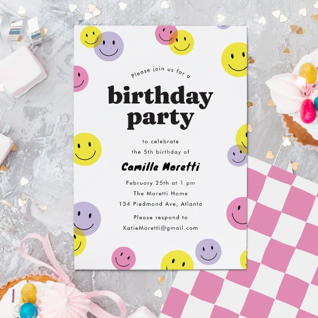 Invitación Rosa Sonriente Feliz Cara Niños Fiesta de Cumpleañ (Retro smiling, happy faces kids birthday party invitation in pink, yellow and purple.)