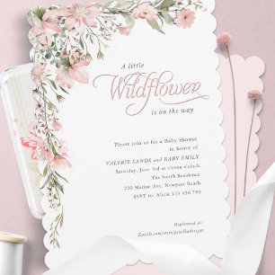 Invitación rosa un pequeño bebé de flores silvestres