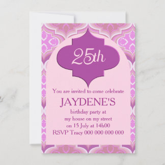 Invitación rosa y morada con emblema ornamental