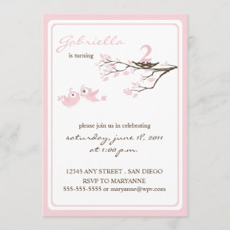 Invitación rosada del cumpleaños de los pequeños