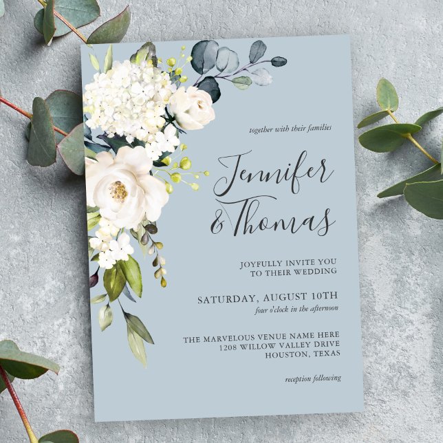 Invitación Rosas blancas e hidrangea sobre el Boda floral azu (Beautiful dusty blue wedding invitation with white roses and hydrangea florals.)