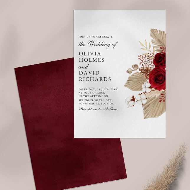 Invitación Rosas de Borgoña y Boda de las flores de algodón (Burgundy Roses and Cotton Flowers Wedding Invitation on a table.)