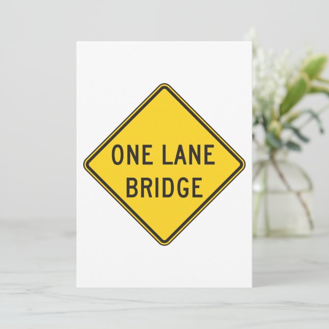 Invitación Rótulo amarillo de One Lane Bridge Road (Anverso de pie)