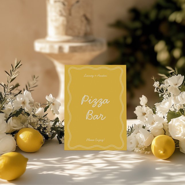 Invitación Rótulo de tabletop de pizzería retro amarilla de e (Retro Yellow Handwritting Pizza Bar Tabletop Sign)