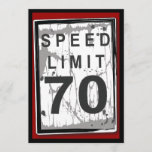 Invitación Rótulo del límite de velocidad nivelada de la 70°<br><div class="desc">¡No es la edad,  es el kilometraje!  Un gráfico divertido para celebrar un cumpleaños número 70.  Con un aspecto un poco gastado - hey,  ¡es como el tipo de cumpleaños!</div>