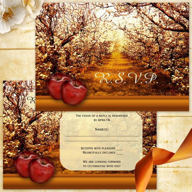 Invitación RSVP a la boda de un orquídeo de Apple (Elegant RSVP card featuring an image of an apple orchard and apples in warm ocher and red )