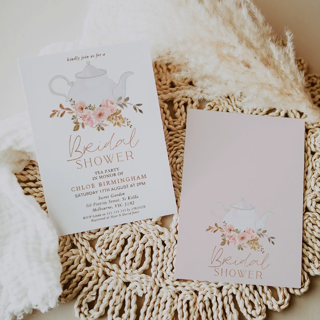 Invitación Rubor Brown Boho Floral Tea Fiesta Bridal Shower (Boho tea party bridal shower invitation featuring a pink and brown floral arrangement and teapot.)