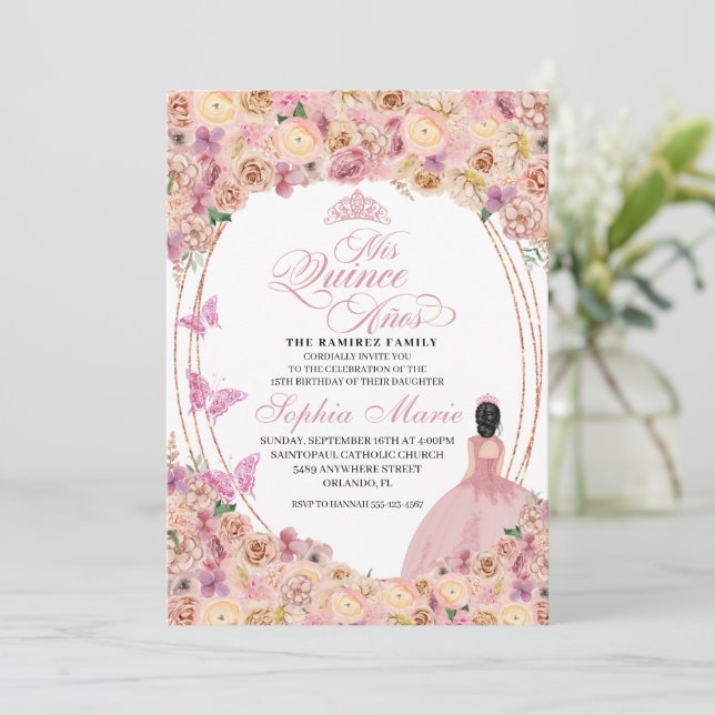 Invitación Rubor Peach Peach Floral Quinceanera Cumpleaños (Anverso de pie)