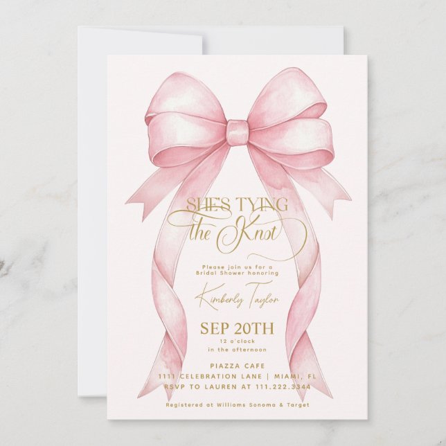 Invitación Rubor Pink Bow ella está atando la ducha nupcial (Anverso)