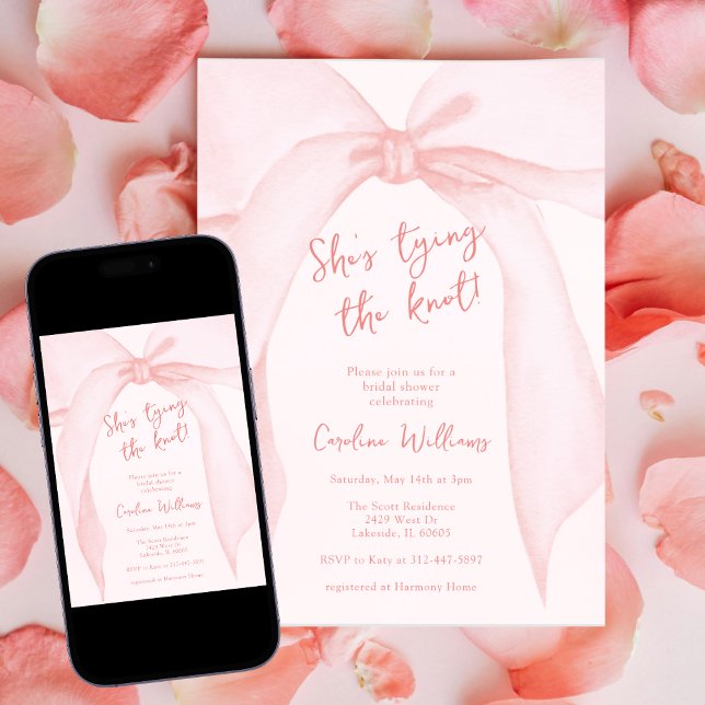 Invitación Rubor Pink Bow ella está atando la ducha nupcial (Subido por el creador)