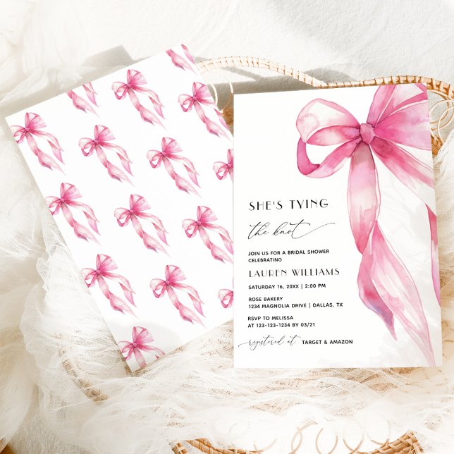 Invitación Rubor Pink Bow ella está atando la ducha nupcial (Subido por el creador)