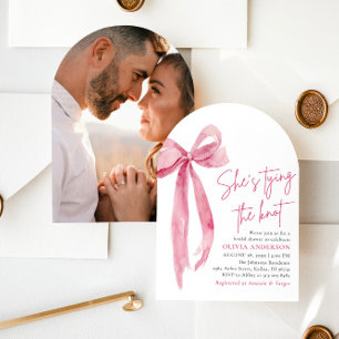 Invitación Rubor Pink Bow ella está atando la ducha nupcial