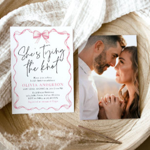 Invitación Rubor Pink Bow ella está atando la ducha nupcial