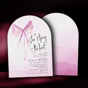 Invitación Rubor Pink Bow ella está atando la ducha nupcial