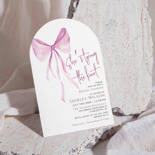 Invitación Rubor Pink Bow ella está atando la ducha nupcial (Subido por el creador)