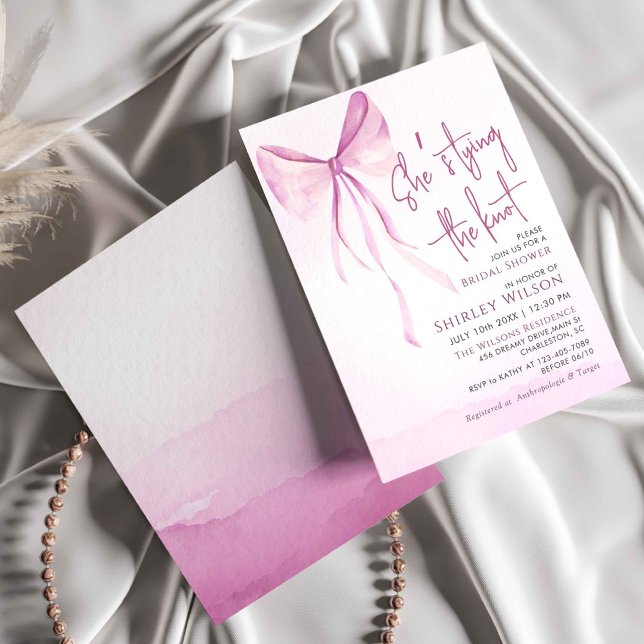 Invitación Rubor Pink Bow ella está atando la ducha nupcial (Subido por el creador)