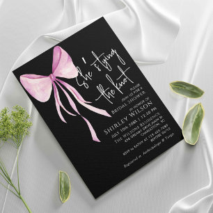 Invitación Rubor Pink Bow ella está atando la ducha nupcial