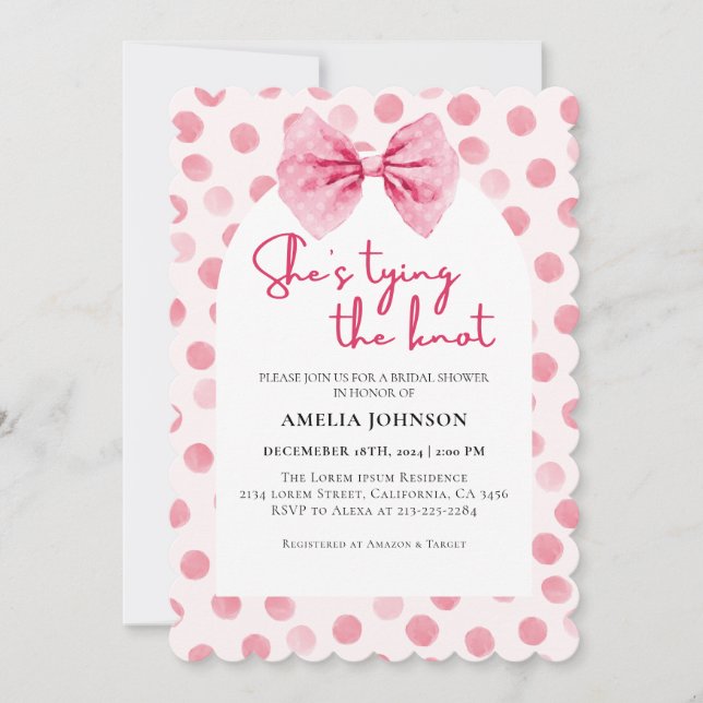 Invitación Rubor Pink Bow ella está atando la ducha nupcial (Anverso)