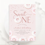 Invitación Rubor Pink Donuts Sweet One First Birthday<br><div class="desc">Rubor rosado no es dulce,  una invitación a la fiesta de primer cumpleaños. Diseño moderno con acuarelas rosas y donuts blancos. Caracteriza la tipografía del guión fuente uno. Puede seleccionar invitaciones impresas y/o una plantilla digital de descarga instantánea. Perfecto para una elegante celebración del cumpleaños de las primeras chicas.</div>