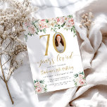Invitación Rubor Pink Floral Photo 70th Birthday Invitation<br><div class="desc">Elegante invitación por cumpleaños número 70 con foto | Floral & Gold Accents Celebra con estilo esta atractiva invitación de cumpleaños número 70 con delicados florales de acuarela y acentos dorados brillantes. Este diseño elegante y femenino enmarca tu foto personalizada, añadiendo un toque especial a tu celebración de hitos. Perfecto...</div>