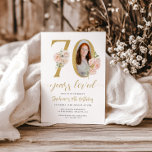 Invitación Rubor Pink Floral Photo 70th Birthday Invitation<br><div class="desc">Elegante invitación por cumpleaños número 70 con foto | Floral & Gold Accents Celebra con estilo esta atractiva invitación de cumpleaños número 70 con delicados florales de acuarela y acentos dorados brillantes. Este diseño elegante y femenino enmarca tu foto personalizada, añadiendo un toque especial a tu celebración de hitos. Perfecto...</div>