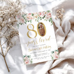 Invitación Rubor Pink Floral Photo 80th Birthday Invitation<br><div class="desc">Elegante invitación por cumpleaños número 80 con foto | Floral & Gold Accents Celebra con estilo esta atractiva invitación de cumpleaños número 80 con delicados florales de acuarela y acentos dorados brillantes. Este diseño elegante y femenino enmarca tu foto personalizada, añadiendo un toque especial a tu celebración de hitos. Perfecto...</div>